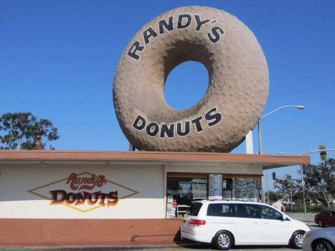 Randy's Donuts | Classic Restaurant in Los Angeles