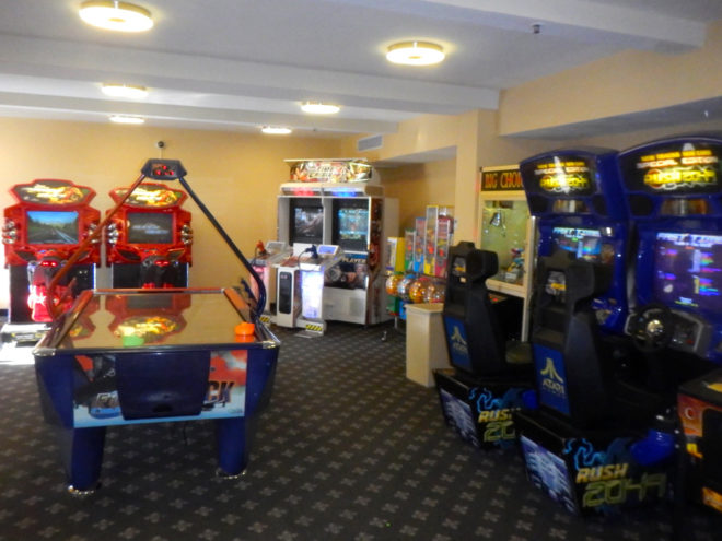 Howard Johnson Anaheim Hotel Game Room