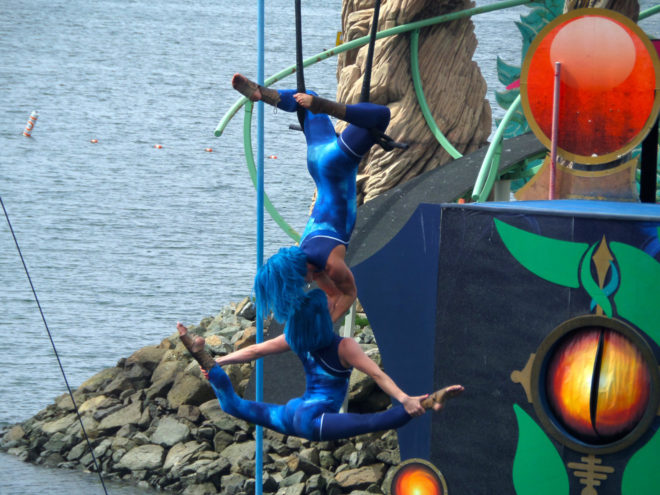  Cirque De La Mer Trapeze Performers