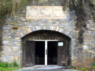 The entrace of the Indian Echo Caverns