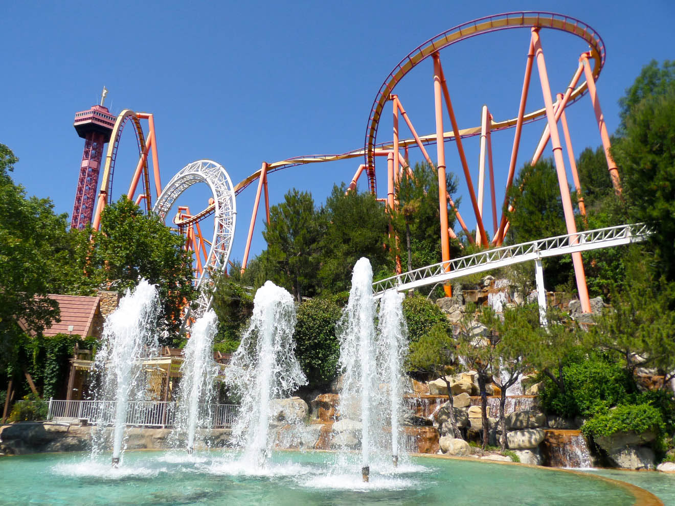 six-flags-magic-mountain-roller-coasters-tower-fountain.jpg